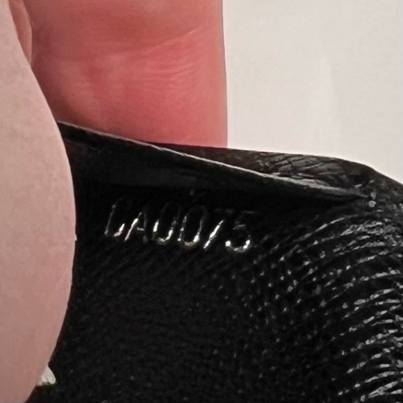 Louis Vuitton Taiga Anvelope cult DeVigitte Black Card Case - Picture 6 of 7